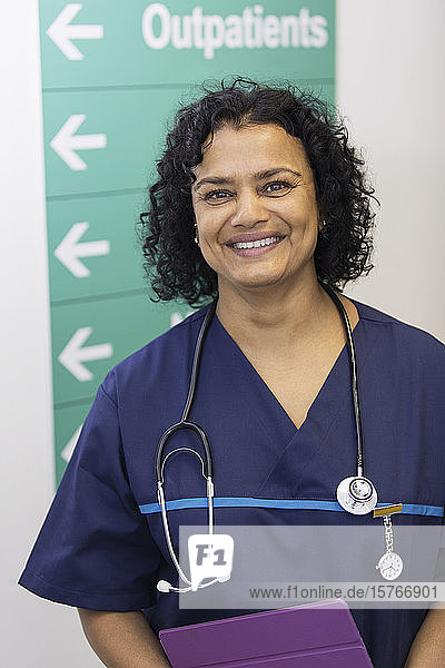 Porträt einer selbstbewussten Ärztin im Krankenhauskorridor