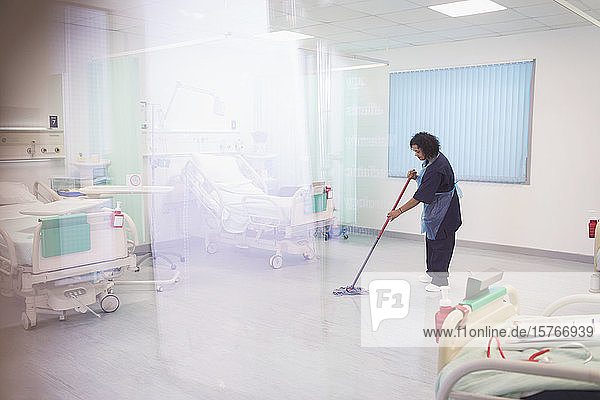 Weiblicher Krankenpfleger wischt den Boden einer Krankenhausstation