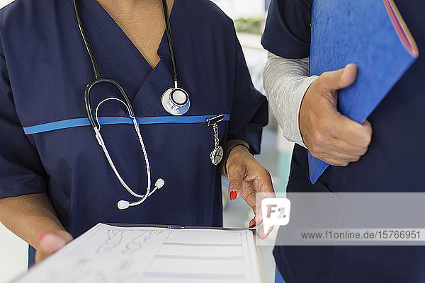 Close up Ärzte mit Krankenblatt Beratung im Krankenhaus