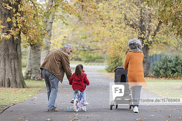 Großeltern mit Enkelkindern im Herbstpark