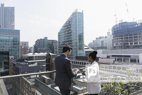 Geschäftsleute auf sonnigem  städtischem Balkon  Shoreditch  London
