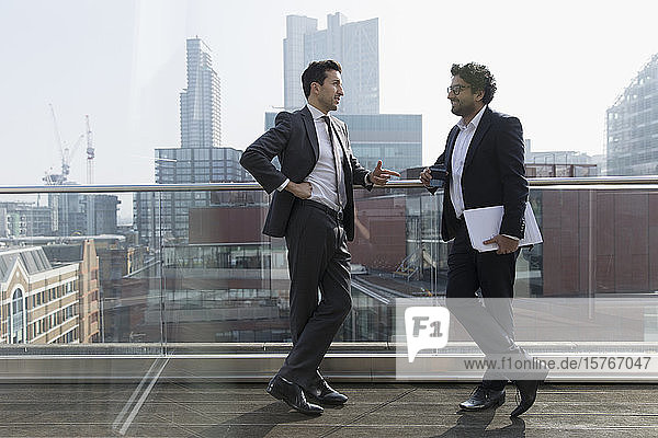 Geschäftsleute im Gespräch auf einem sonnigen  städtischen Balkon  Shoreditch  London
