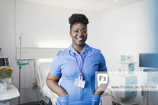 Porträt einer selbstbewussten  lächelnden Krankenschwester in einem Krankenhauszimmer