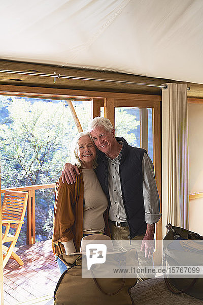 Porträt glückliches älteres Paar  das sich im Hotelzimmer umarmt