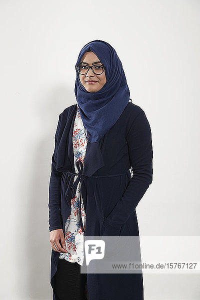 Porträt selbstbewusstes Teenager-Mädchen mit Hidschab