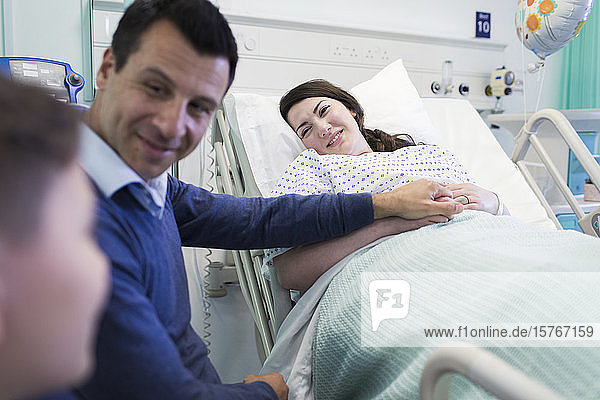 Liebevolle Familie besucht Patient im Krankenhauszimmer
