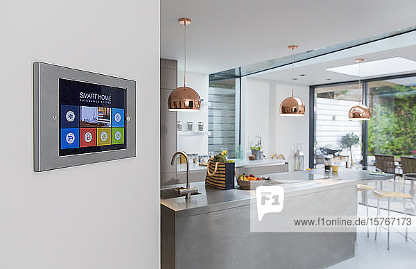 Smart Home Navigationssystem an der Wand in der Küche