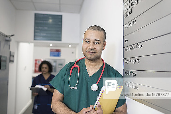 Porträt eines selbstbewussten männlichen Chirurgen im Krankenhauskorridor
