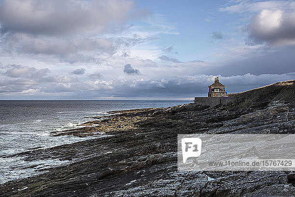 Haus mit Blick auf die felsige Meereslandschaft Howick Northumberland UK