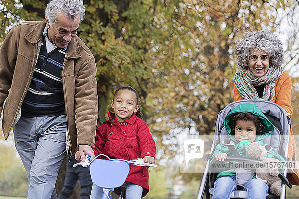 Großeltern mit Enkelkindern im Herbstpark