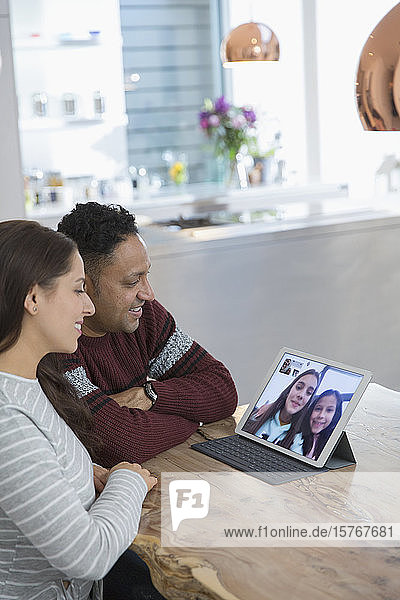 Videokonferenzen der Eltern mit ihren Töchtern am digitalen Tablet