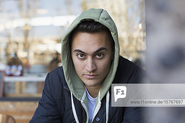Porträt selbstbewusster junger Mann in Kapuzenjacke