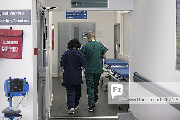 Arzt und Chirurg gehen im Krankenhauskorridor