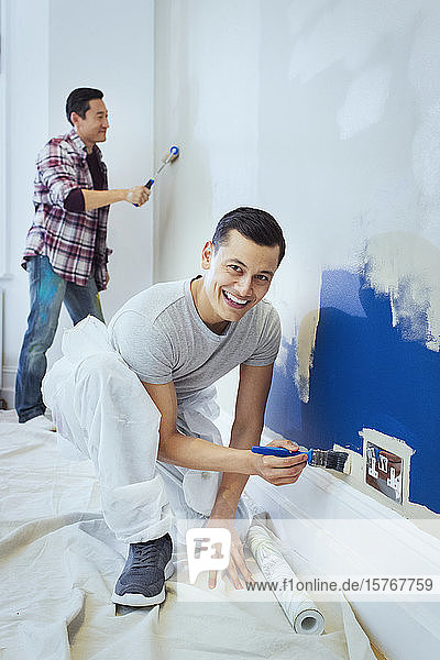 Porträt glücklicher Mann malt Wand