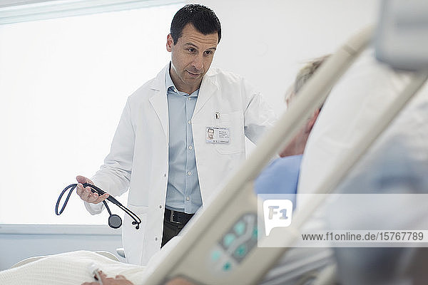 Arzt bei der Visite  Gespräch mit Patient im Krankenhauszimmer