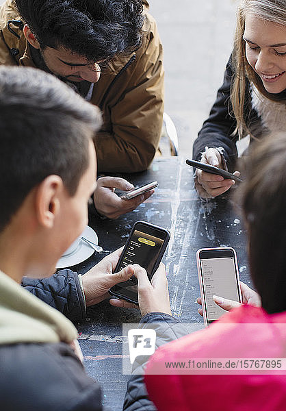 Freunde junger Erwachsener nutzen Smartphones