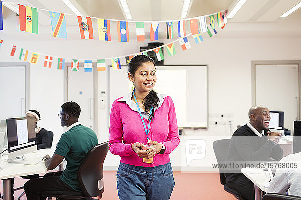 Lächelnde  selbstbewusste Dozentin einer Volkshochschule im Computerlabor