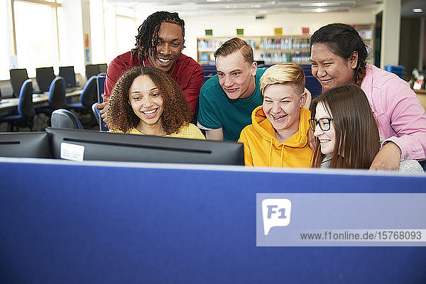 Gymnasiasten benutzen Computer in der Bibliothek