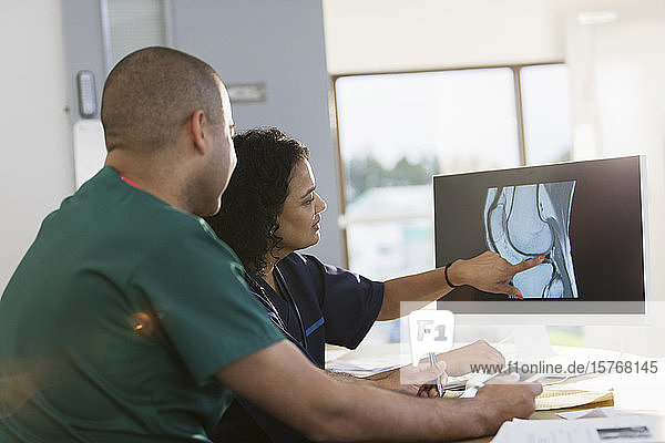 Krankenschwestern besprechen digitales Röntgen am Computer in der Klinik