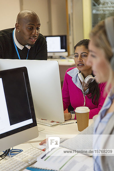 Schüler arbeiten an Computern im Klassenzimmer
