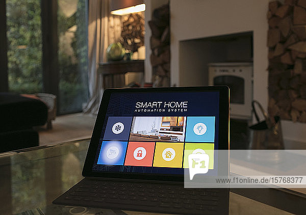 Intelligentes Hausautomatisierungssystem auf digitalem Tablet im Wohnzimmer