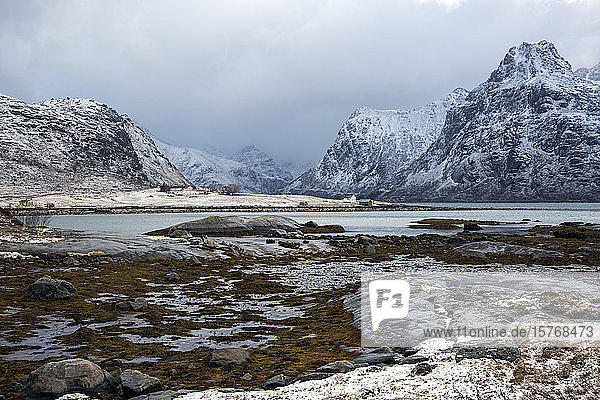 Majestätischer Blick auf Berge und Dorf Flakstadpollen Lofoten Norwegen