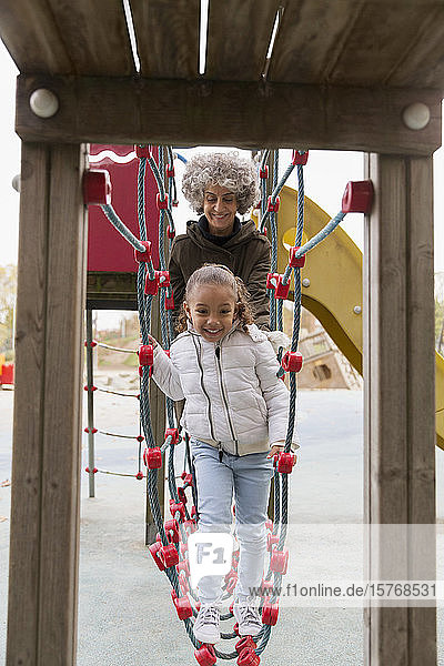 Großmutter und Enkelin spielen auf dem Spielplatz