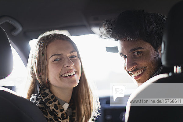 Portrait glückliches junges Paar im Auto
