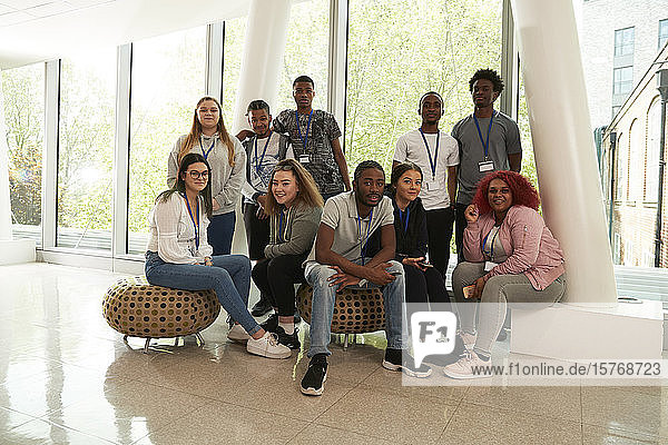 Porträt selbstbewusster College-Studenten in der Lobby