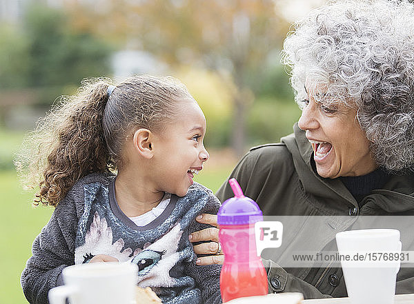 Verspielte Großmutter und Enkelin