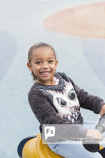 Portrait lächelndes  selbstbewusstes Mädchen auf dem Spielplatz