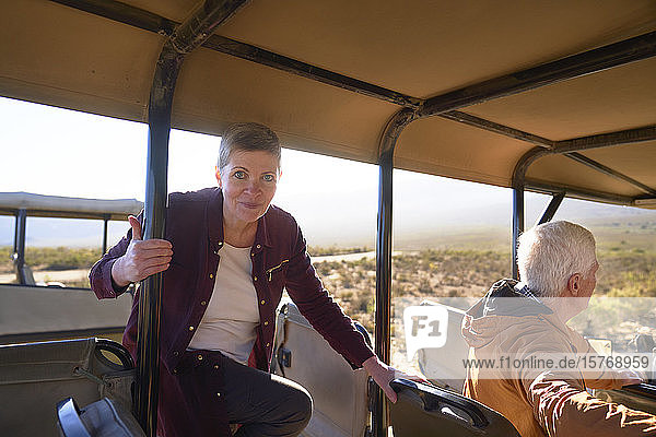 Porträt selbstbewusste reife Frau  die in einen Safari-Geländewagen steigt