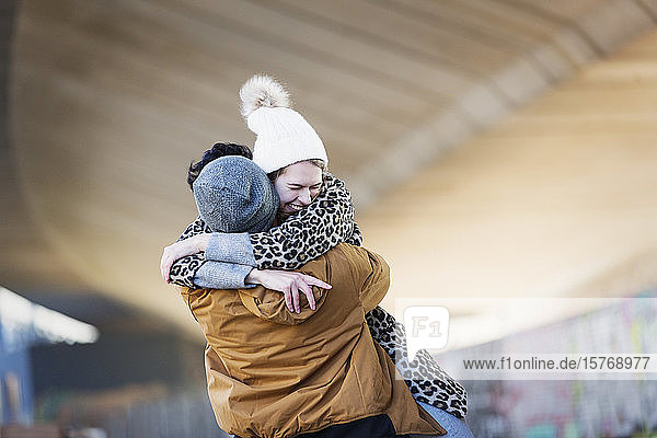 Glückliches junges Paar  das sich umarmt