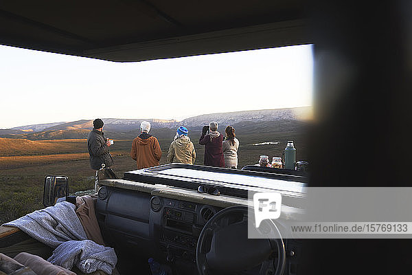 Safari-Gruppe mit Blick auf die Landschaft außerhalb des Geländewagens