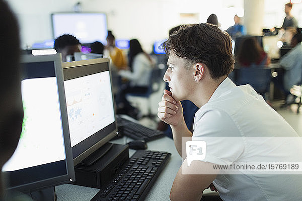 Fokussierter Schüler der Junior High School bei der Benutzung eines Computers im Computerraum