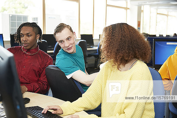 College-Studenten lernen gemeinsam an Computern in der Bibliothek