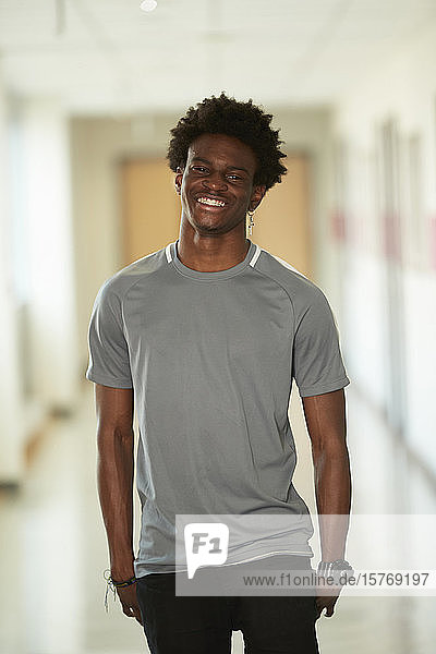 Porträt zuversichtlich  glücklich High-School-Junge im Korridor