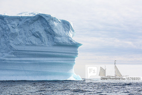 Schiff fährt an Eisberg auf dem Atlantik vorbei Grönland