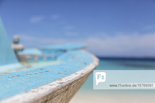 Nahaufnahme türkisblaues Boot am sonnigen Strand  Malediven