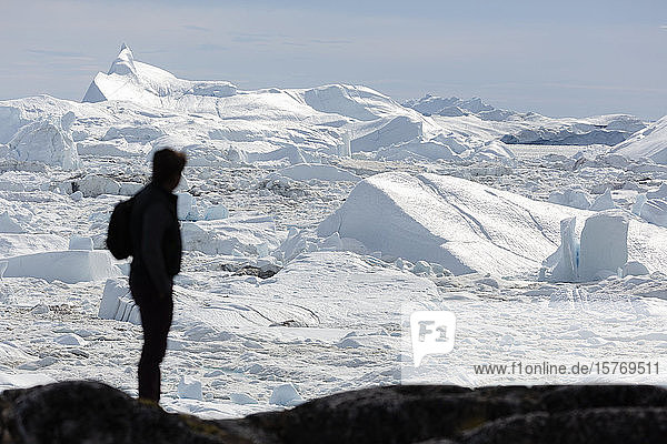 Silhouette Mann mit Blick auf sonnige Gletschereisschmelze Grönland
