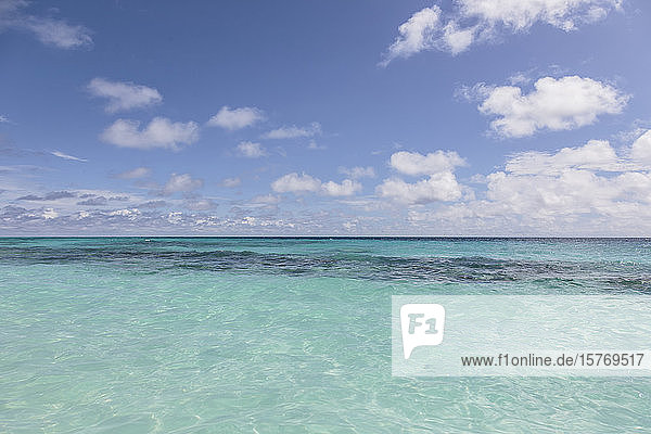 Ruhiger türkisfarbener Ozean unter strahlend blauem Himmel  Malediven