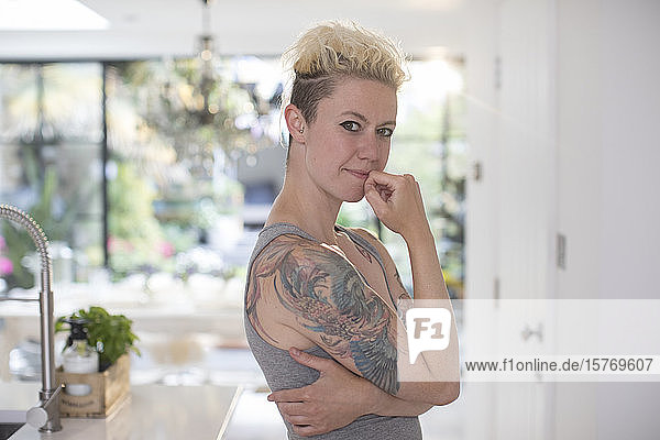 Porträt selbstbewusste Frau mit Tattoos in der Küche