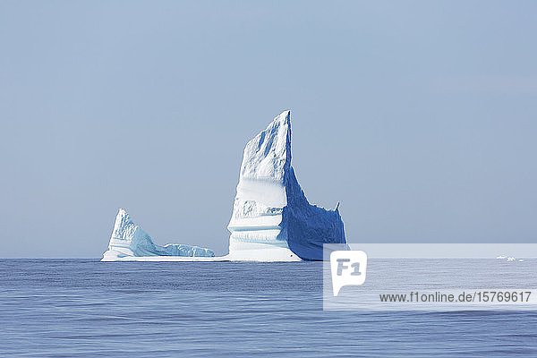 Majestätische Eisbergformationen über dem sonnigen  ruhigen Atlantischen Ozean Grönlands