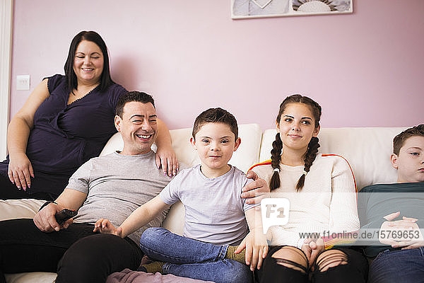 Glückliche Familie entspannt sich auf dem Wohnzimmersofa