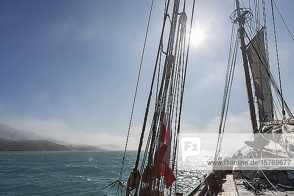 Takelage eines Segelboots auf dem sonnigen Atlantik in Grönland