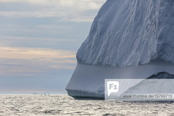 Majestätische Eisbergformation über dem Atlantischen Ozean Grönland