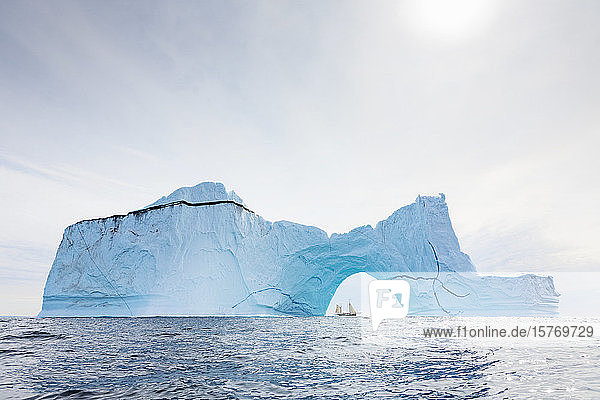 Majestätischer Eisbergbogen auf dem sonnigen blauen Atlantischen Ozean Grönlands