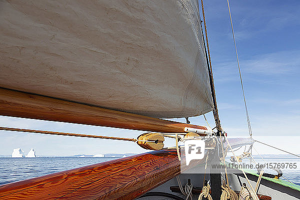 Hölzerne Segelboot Mast auf sonnigen arktischen Ozean Atlantik Grönland
