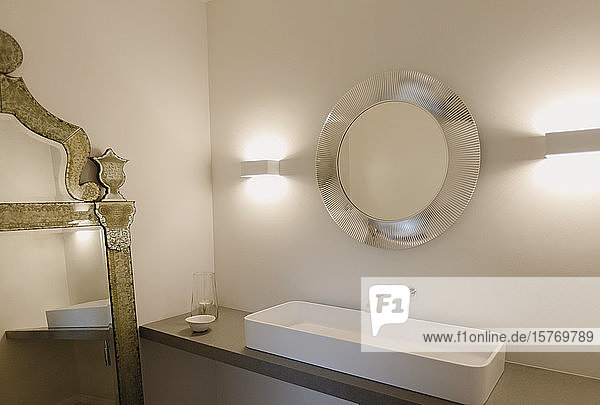 Home Vitrine Innen Badezimmer Waschbecken und Spiegel