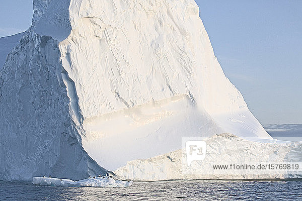 Sonnige majestätische Eisbergformation Grönland